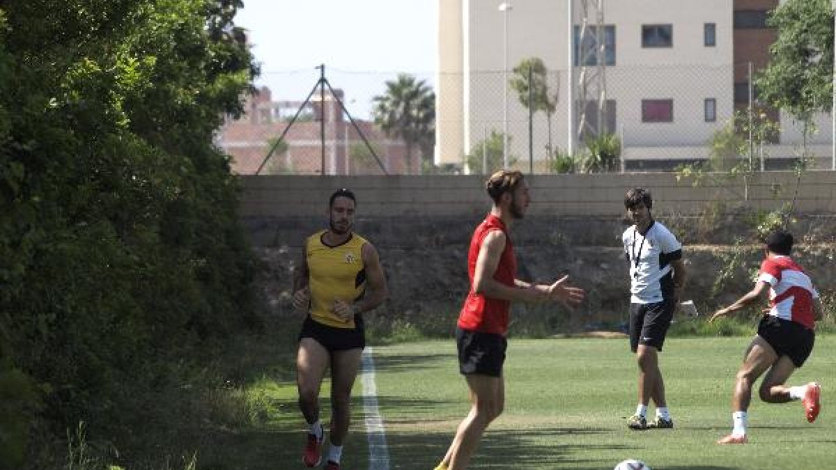 Víctor Fortes, de blanco, en un entreno de la pasada temporada.