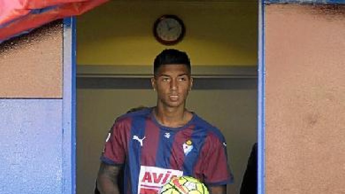 Eddy Silvestre en su puesta de largo con el Eibar.