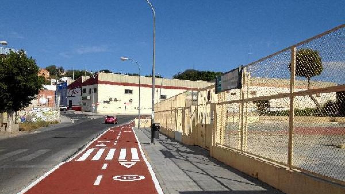 Carril bici por la puerta del centro educativo de Colonia de Araceli