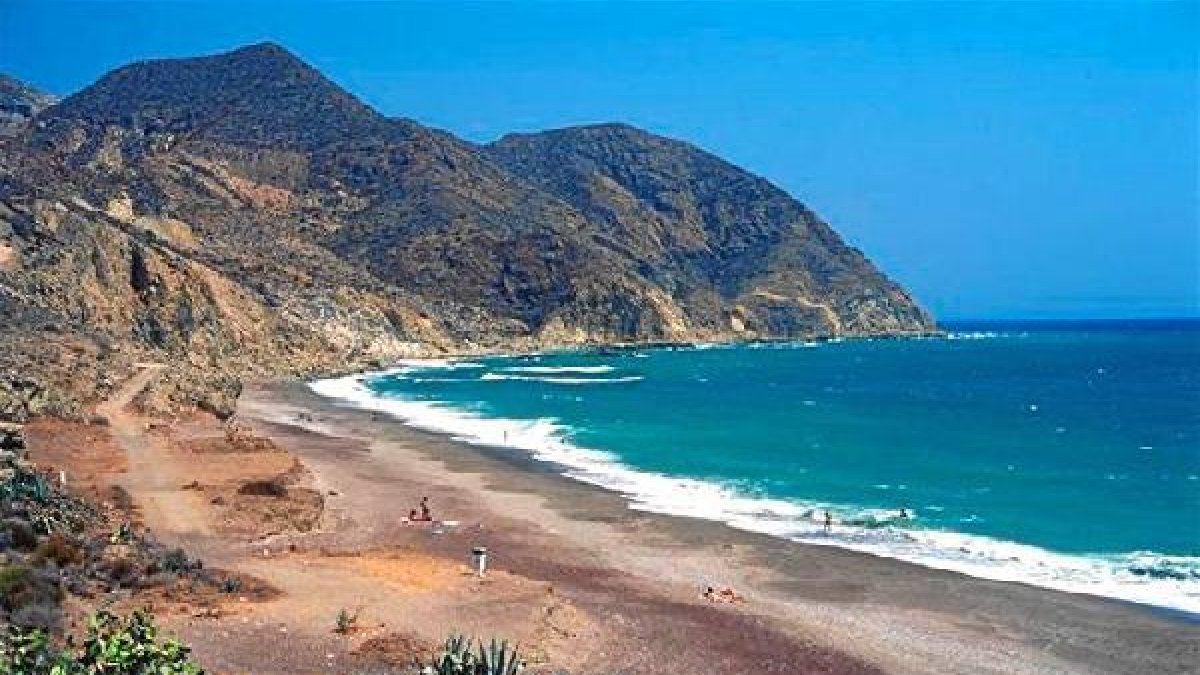 Playa de El Algarrobico, donde fue hallado el fallecido.