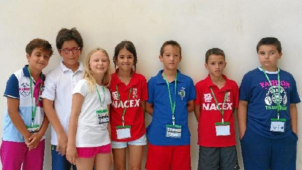 Yulia y Ciro con sus compañeros del equipo.