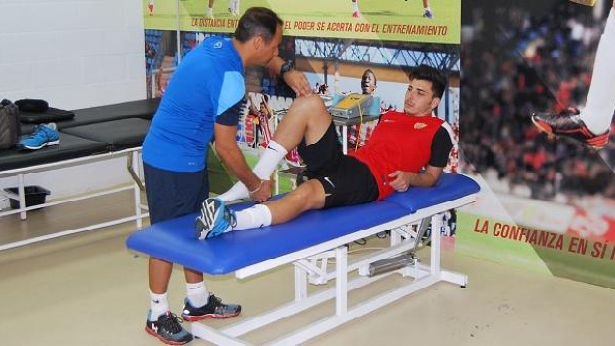 Ximo Navarro tratándose en la sala médica.