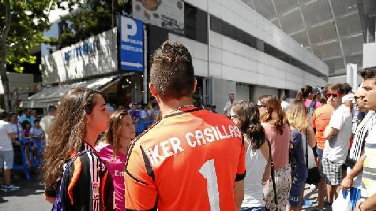 Un grupo de aficionados a las puertas del Bernabéu.