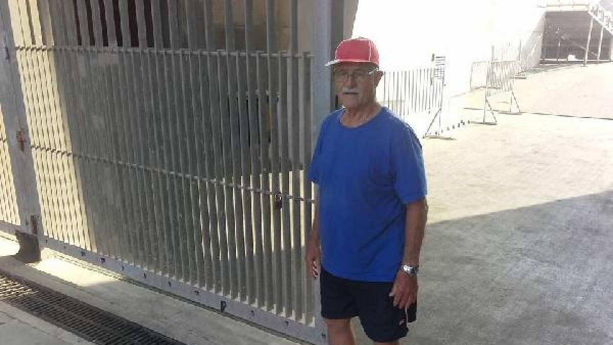 Luis Márquez posando para LA VOZ en el Mediterráneo.