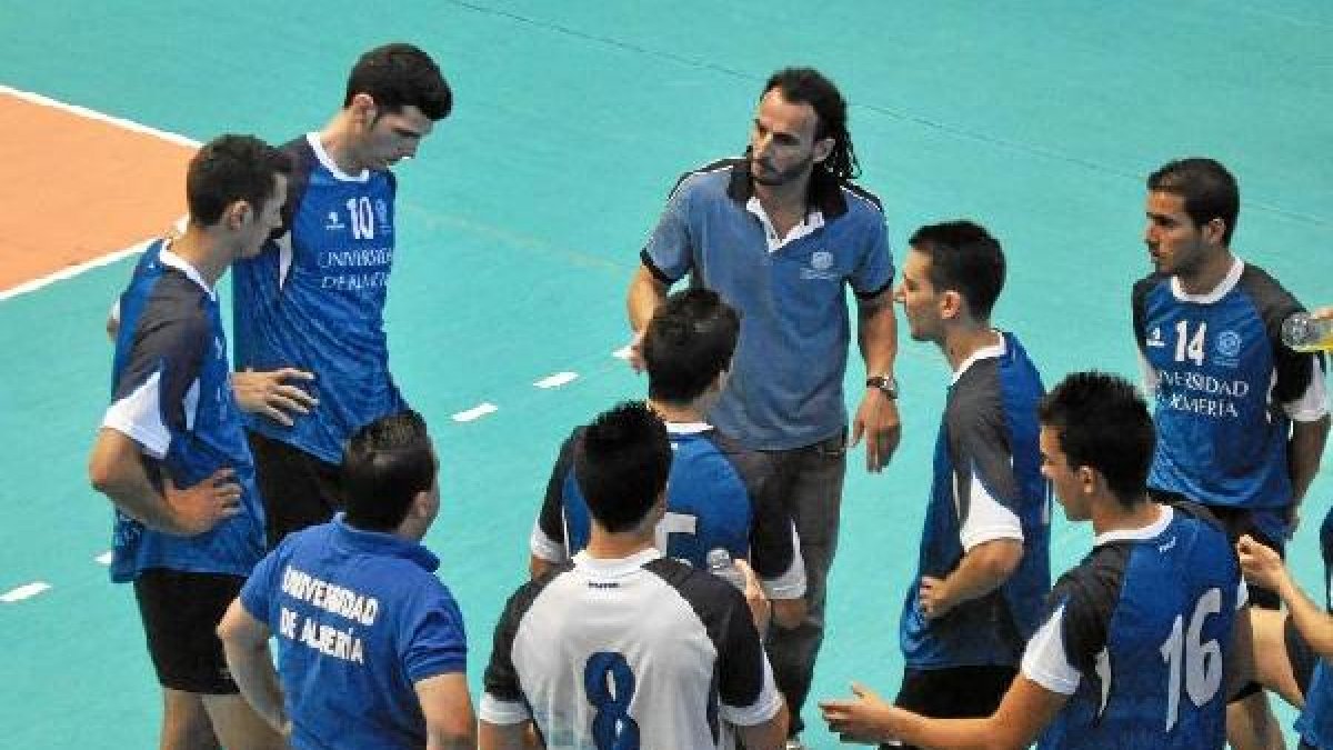 Berenguel dando las primeras instruccciones a sus jugadores.