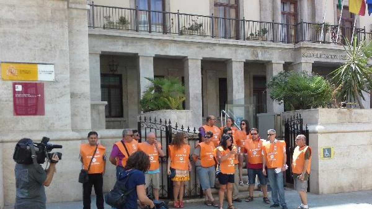Protesta contra las loterías fraudulentas ante la Subdelegación del Gobierno.