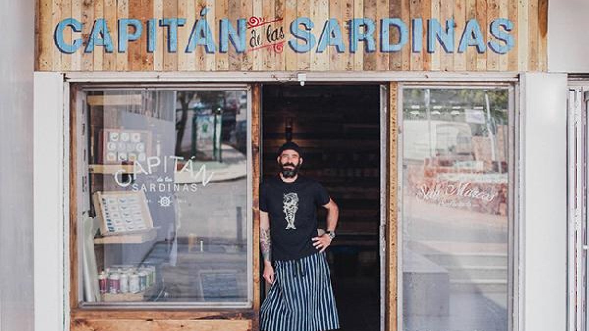 El capitán en su tienda bar de mismo nombre