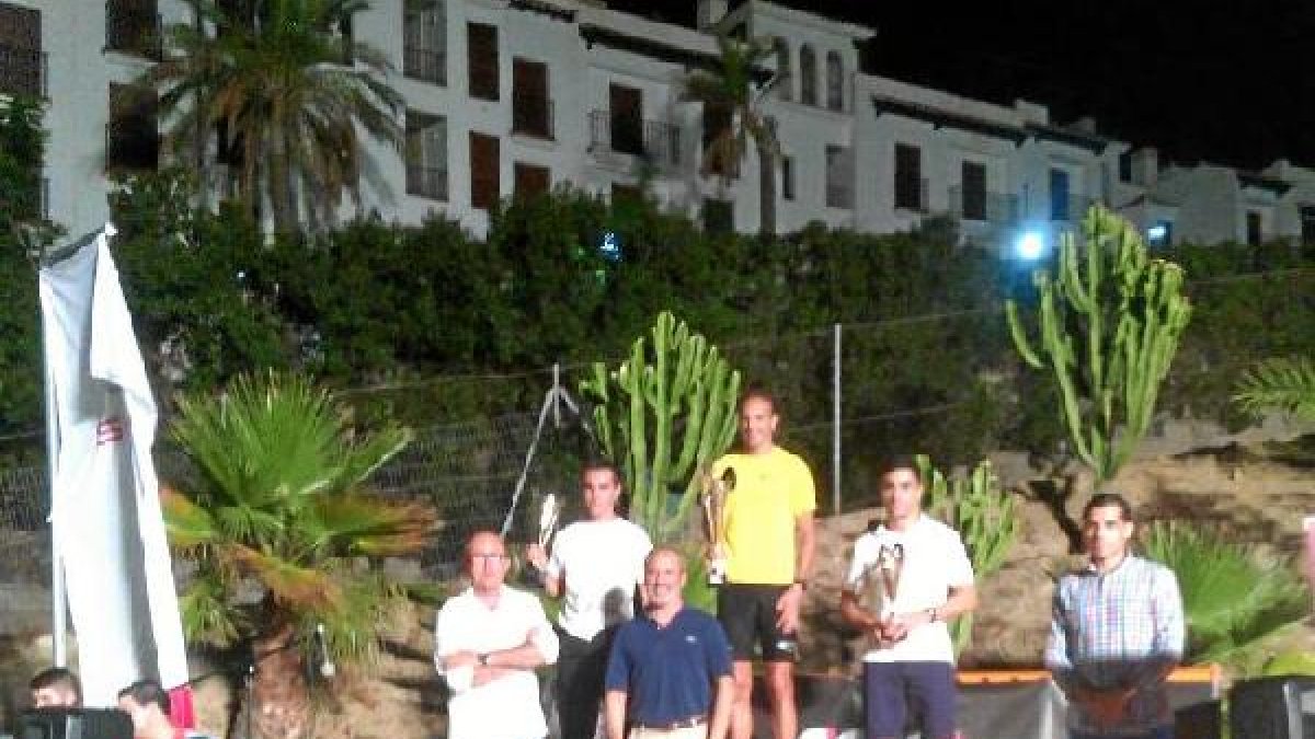 El alcalde de Vera entregó los trofeos.