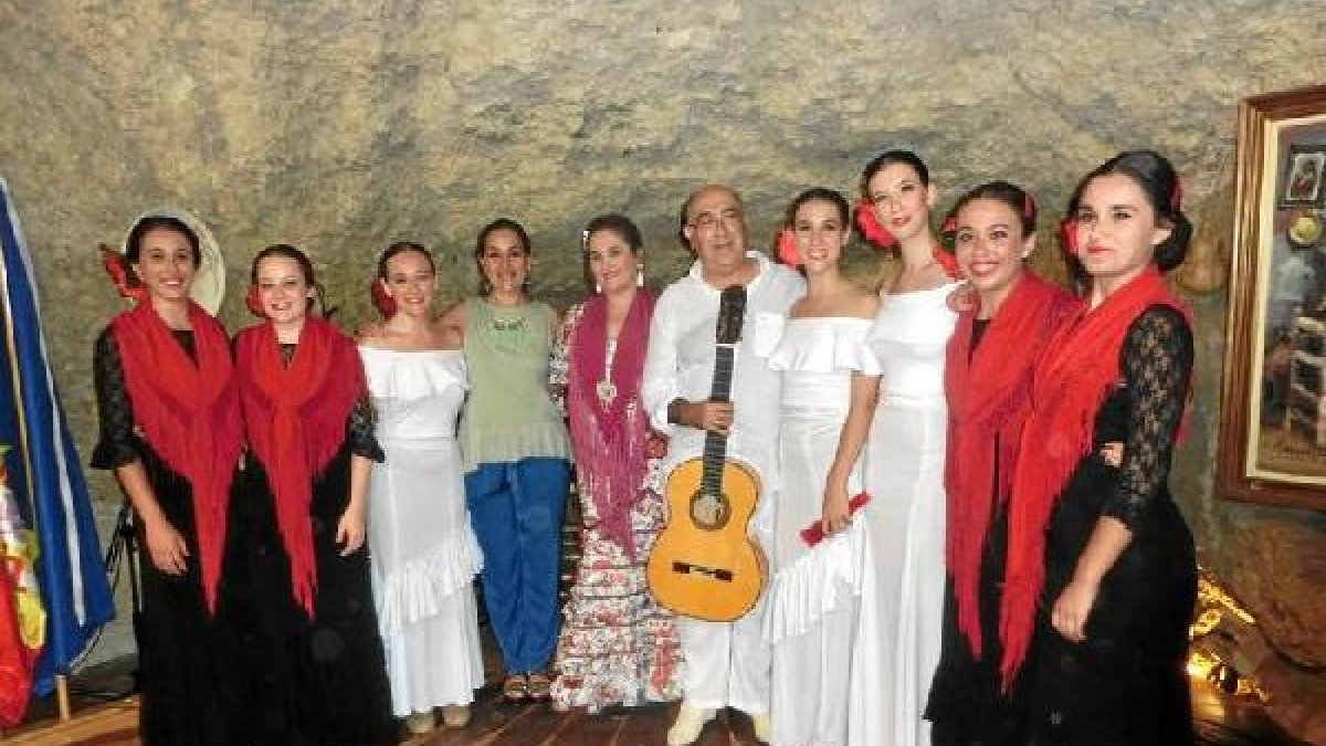 Alumnas de 2º curso del Conservatorio de Danza ‘Quina Jiménez’, con su profesora Marina Rodríguez y el guitarrista Antonio García ‘El Niño de las Cue