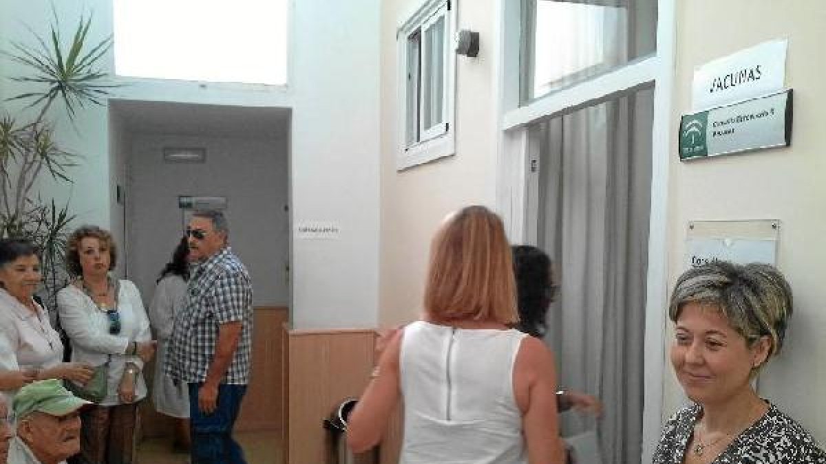 Usuarias de un centro de salud de la capital ante la consulta de vacunación.