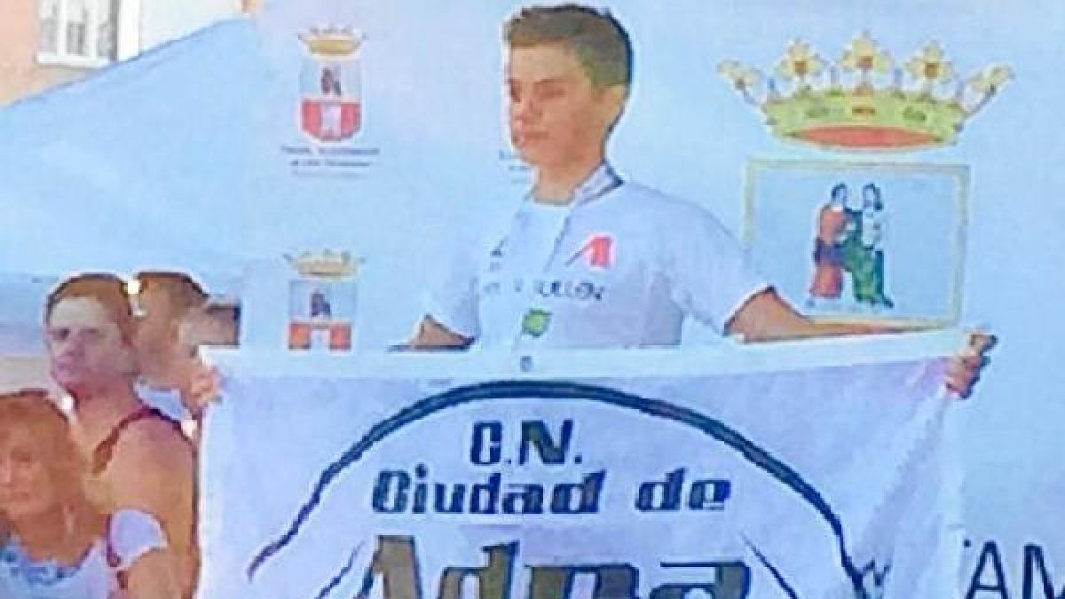 El nadador abderitano en el podio.