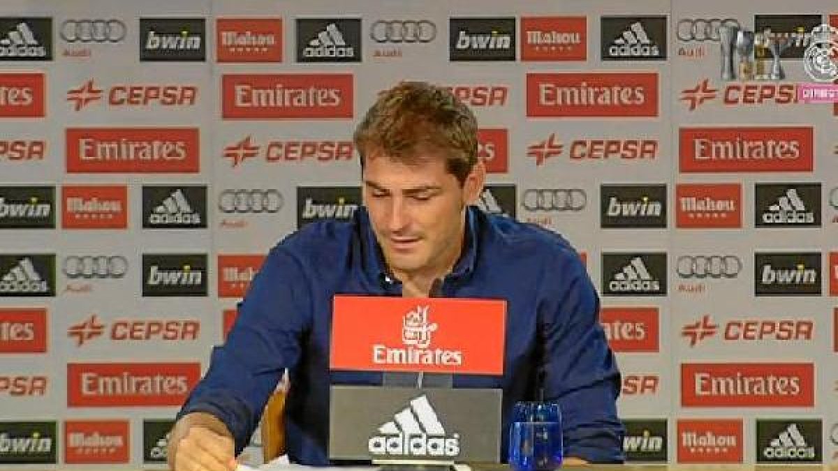Casillas leyendo el comunicado de su despedida.