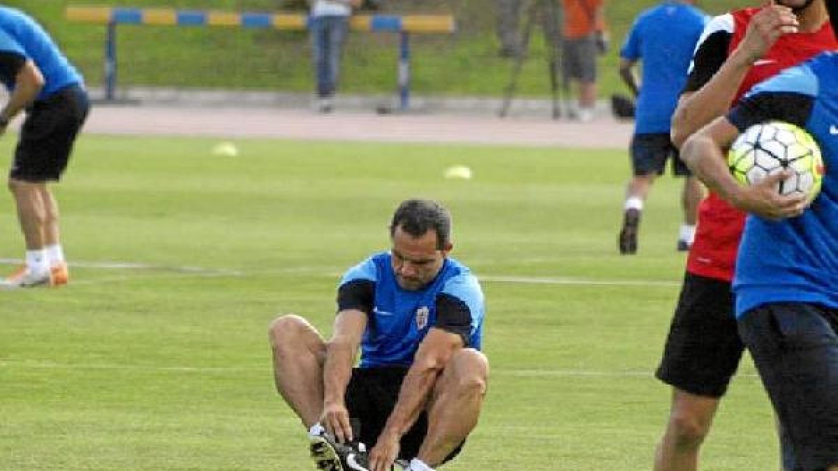 Sergi Barjuan se pone las botas antes de un entrenamiento.