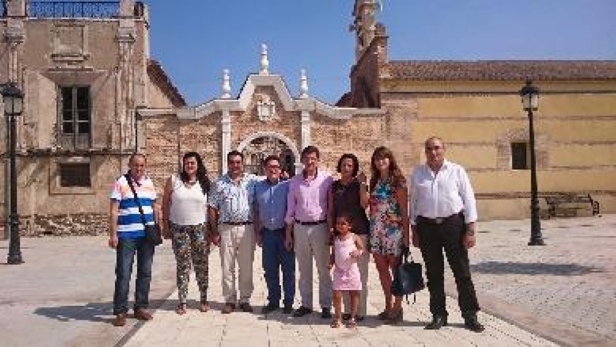 Alcaldesa y parlamentarios ante el monumento