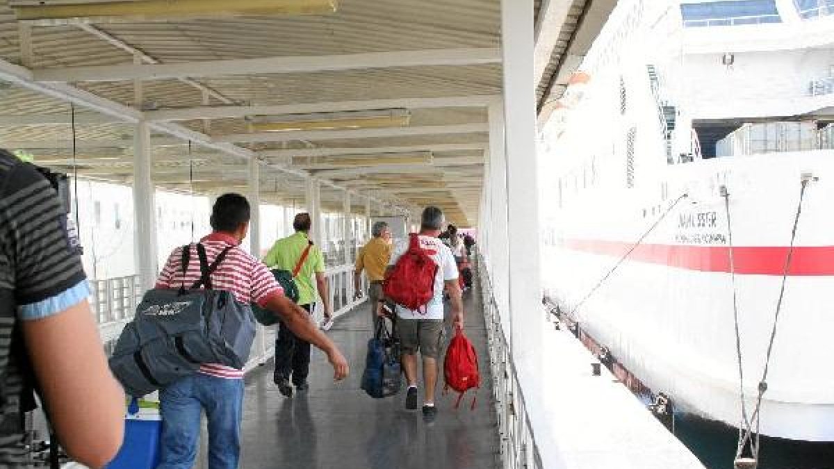 Pasajeros en el puerto de Almería durante la vigente Operación Paso del Estrecho.