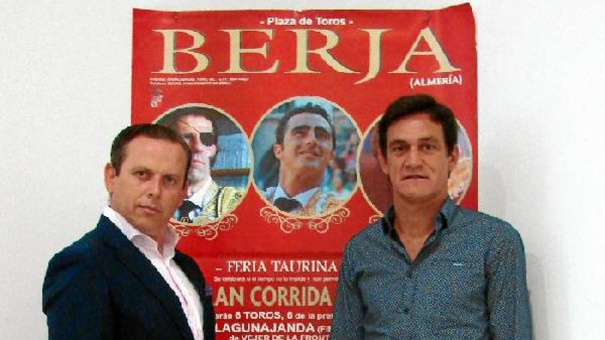 Los diestros Torres Jerez y Olivencia posando ante el cartel de la feria taurina virgitana.