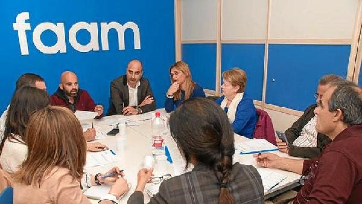 Imagen de una reunión de la FAAM.