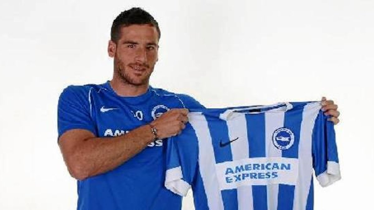 Tomer Hemed mostrando su nueva camiseta.