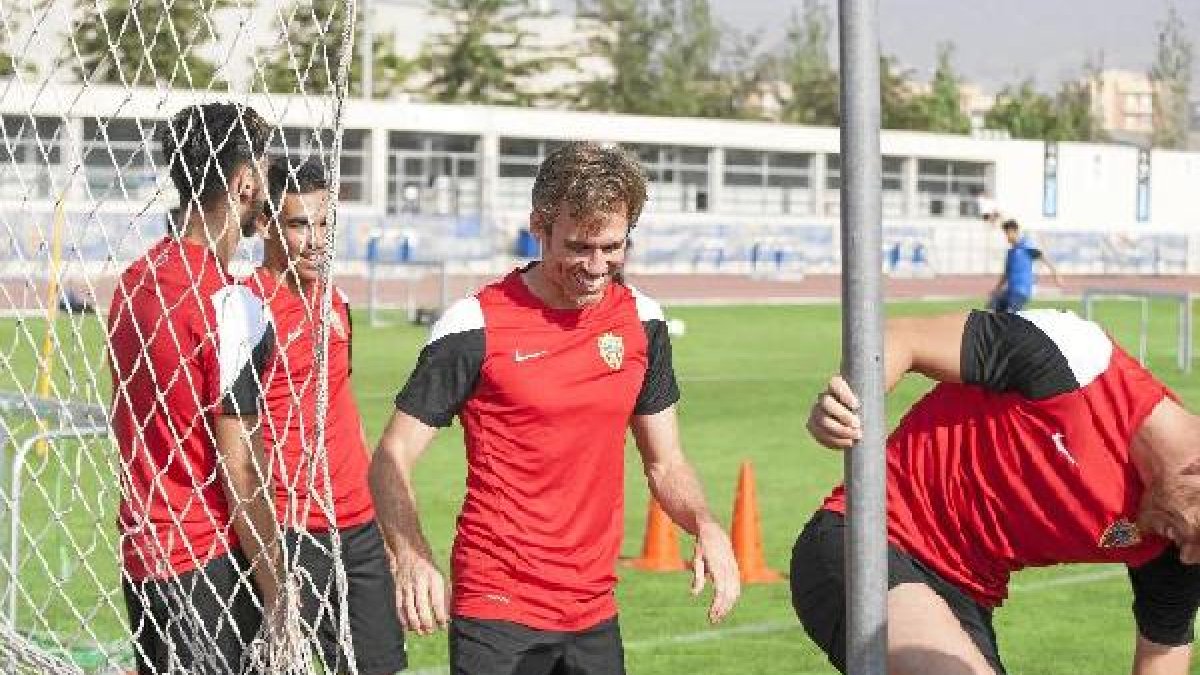 El capitán Corona ayuda a sus compañeros a salir de la red.