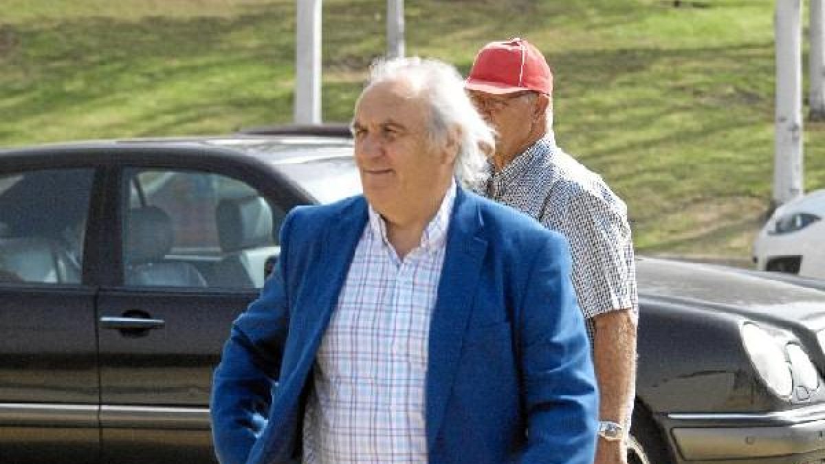 Alfonso García es feliz rodeado de sus futbolistas.