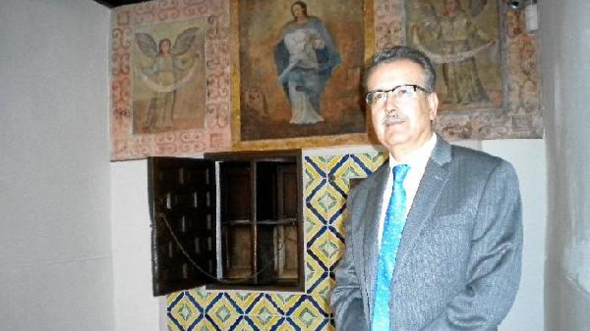 Eduardo Blanes, en la sala de acceso al torno del convento de las Puras.