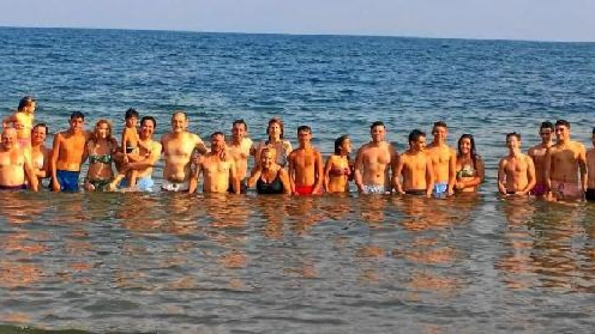Alcalde, concejales y vecinos en la playa de Villaricos.