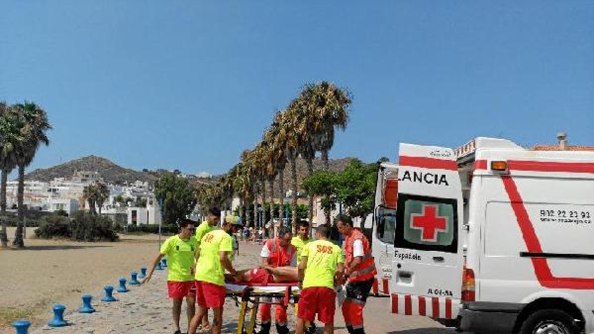 Los socorristas con el ‘accidentado’ en el paseo marítimo junto a la ambulancia.