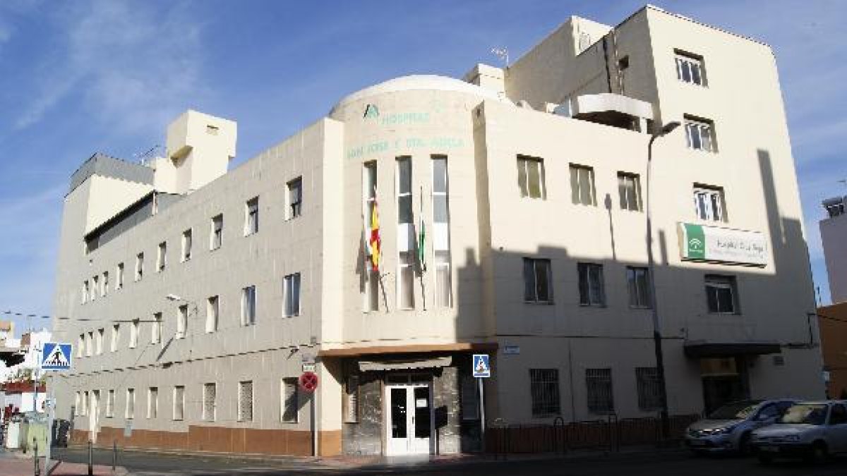 Vista exterior del hospital de Cruz Roja que va a reformar la zona de admisión.
