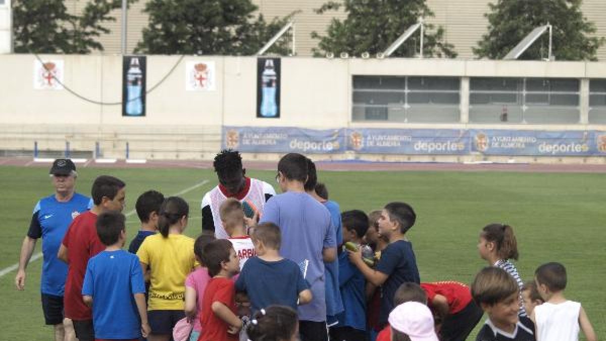 Jonathan Zongo firmando a unos jóvenes aficionados.
