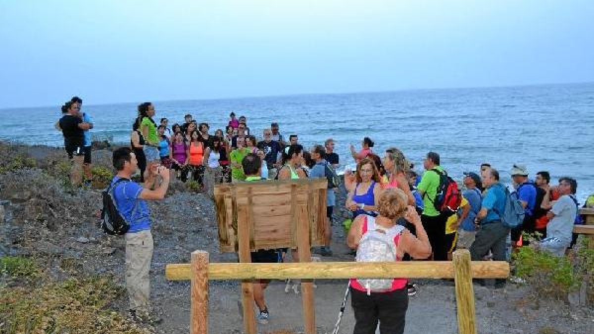 Los senderistas en marcha.