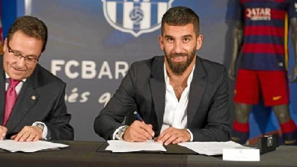 Arda firmando con el Barça.