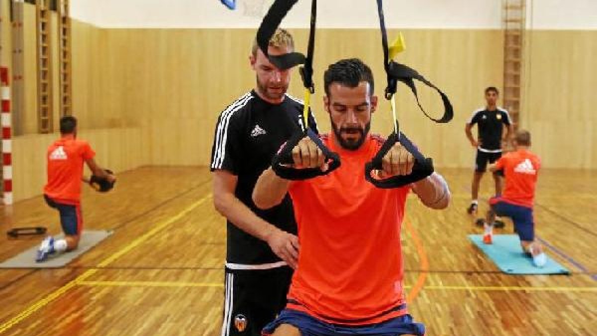 Álvaro Negreso se machaca en el gimnasio para ponerse a punto.