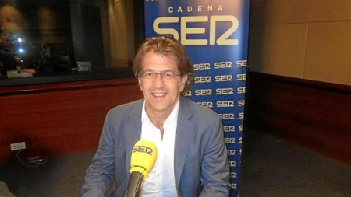 Toni Freixa en los estudios de la Cadena SER.
