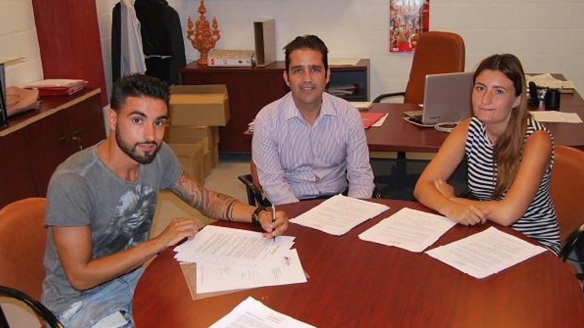 Chuli, firmando el contrato en la sede del Almería.