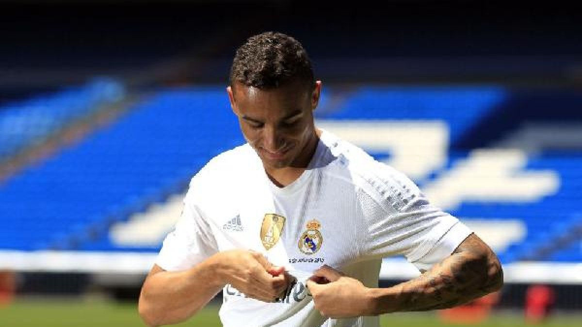 Danilo besando el escudo del Real Madrid.