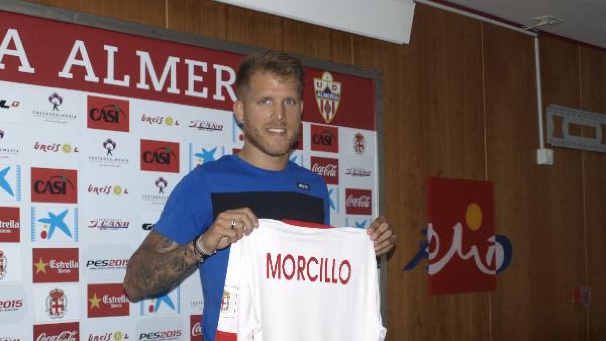 Jorge Morcillo posa para LA VOZ con su nueva camiseta.