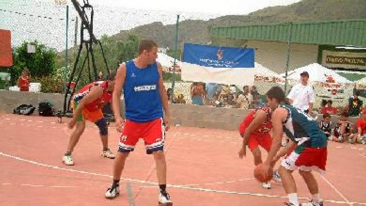 Baloncesto t tenis para todos en Carboneras.