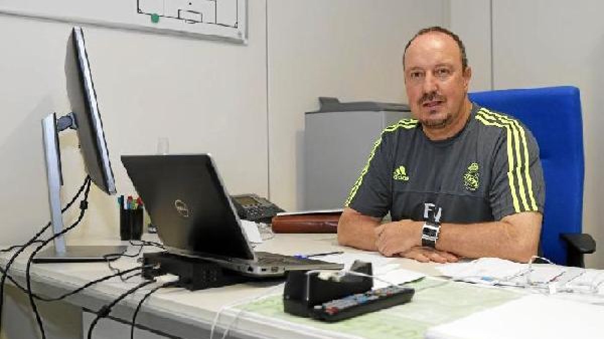 Benitez tiene faena en el despacho y fuera de él.