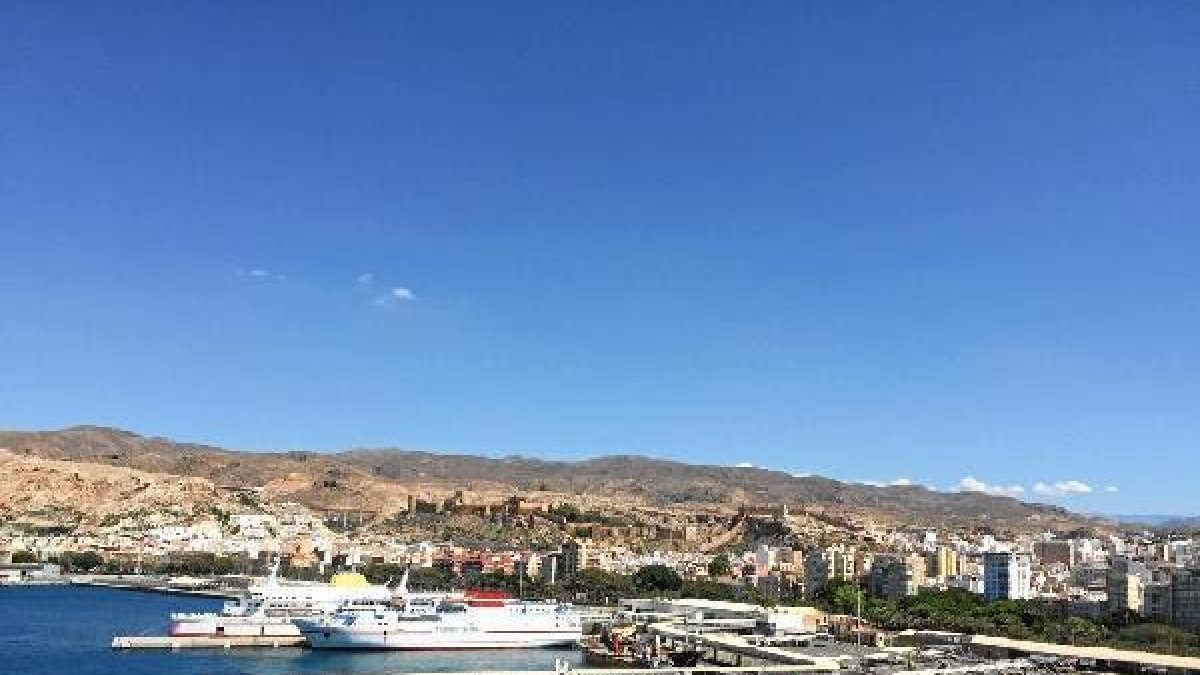 El puerto de Almería visto desde la Torre de Salvamento