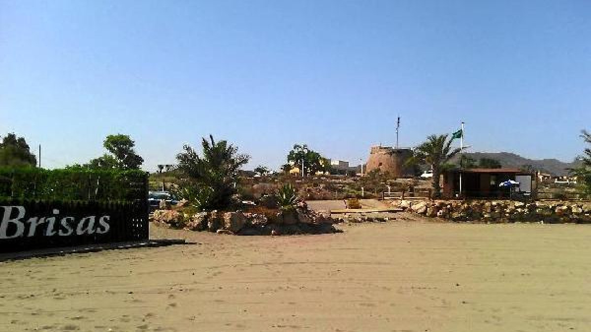 La bandera verde volvió a ondear en Villaricos ayer por la tarde.