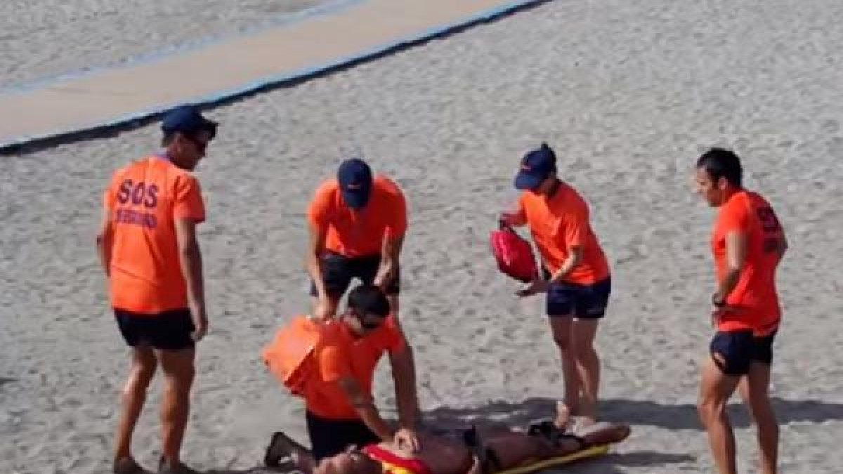 Socorristas de Almería capital durante un simulacro en El Zapillo.