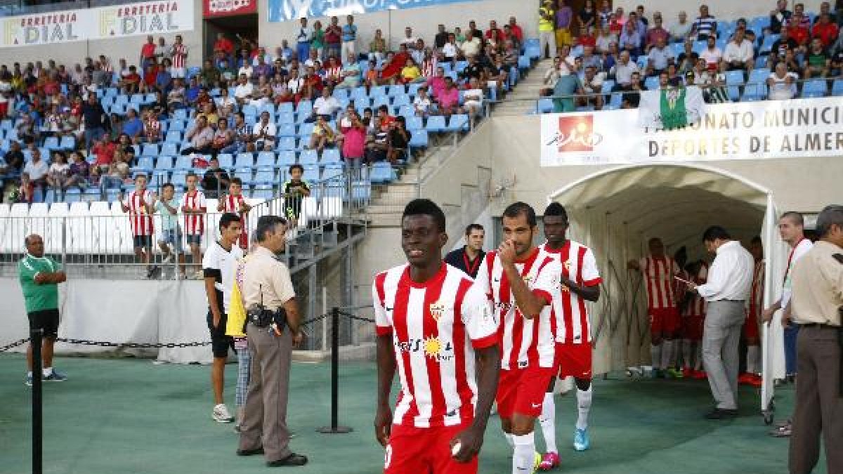 El Almería busca un centrocampista tipo Verza.