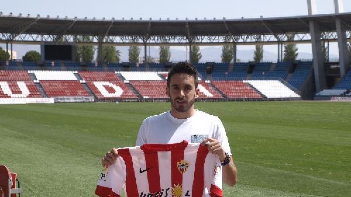 Iago Díaz posa para LA VOZ con su nueva camiseta.