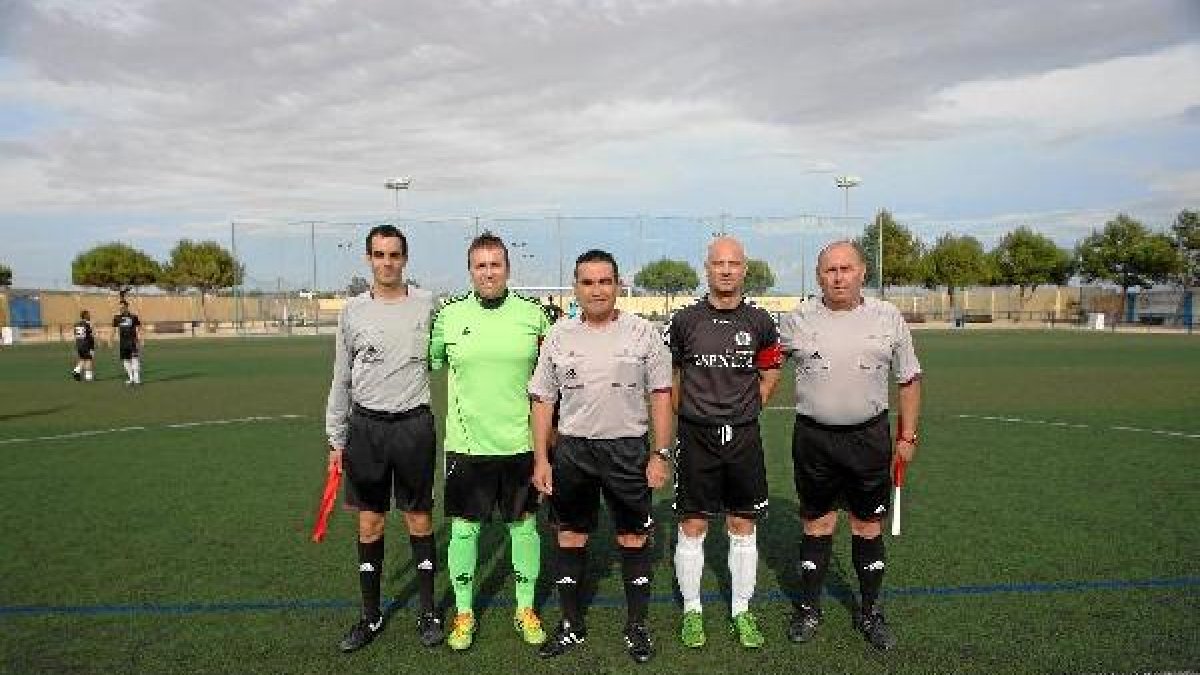 Torres Caravaca está en plena forma para dirigir a sus veteranos dentro y fuera del campo.
