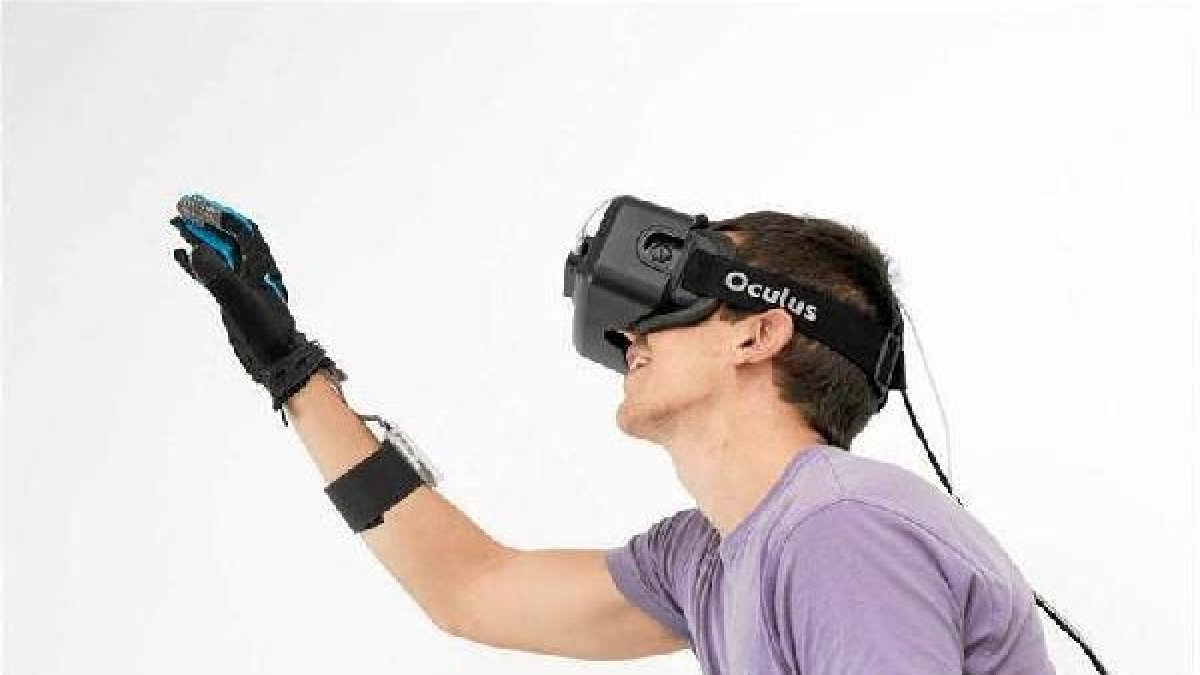 El guante de realidad virtual GloveOne ha sido desarrollado en Almería.