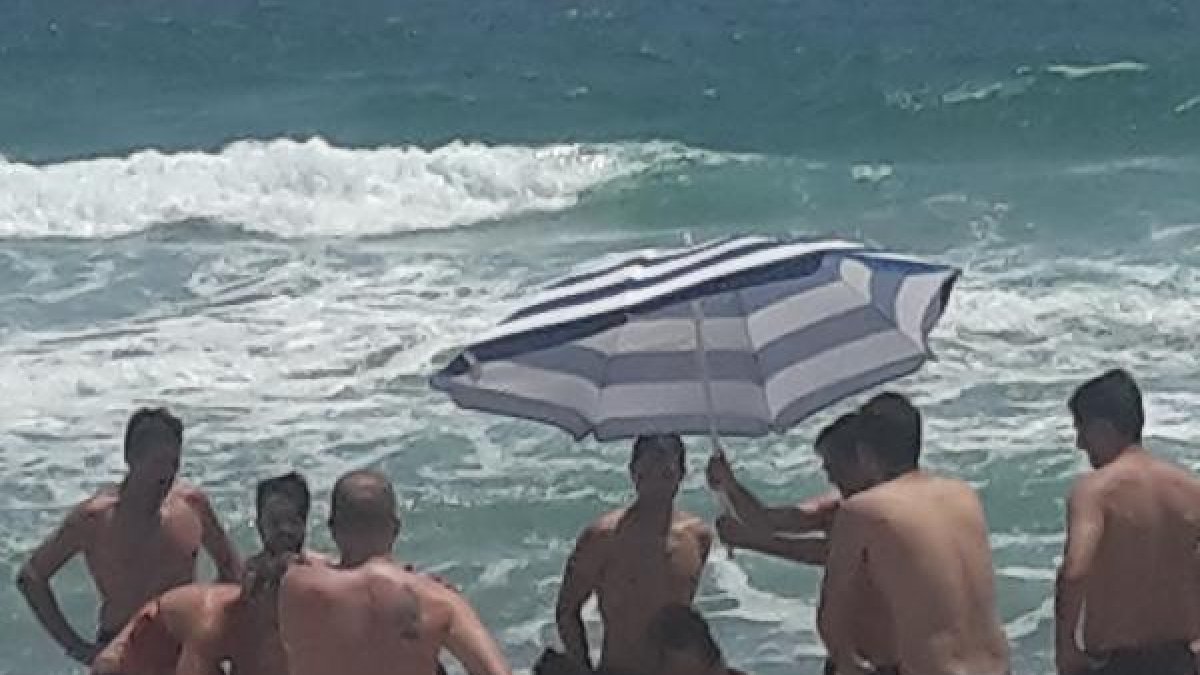 Playa de Cala del Plomo, donde sucedieron los hechos narrados y momento en el que se intenta reanimar a la mujer que falleció