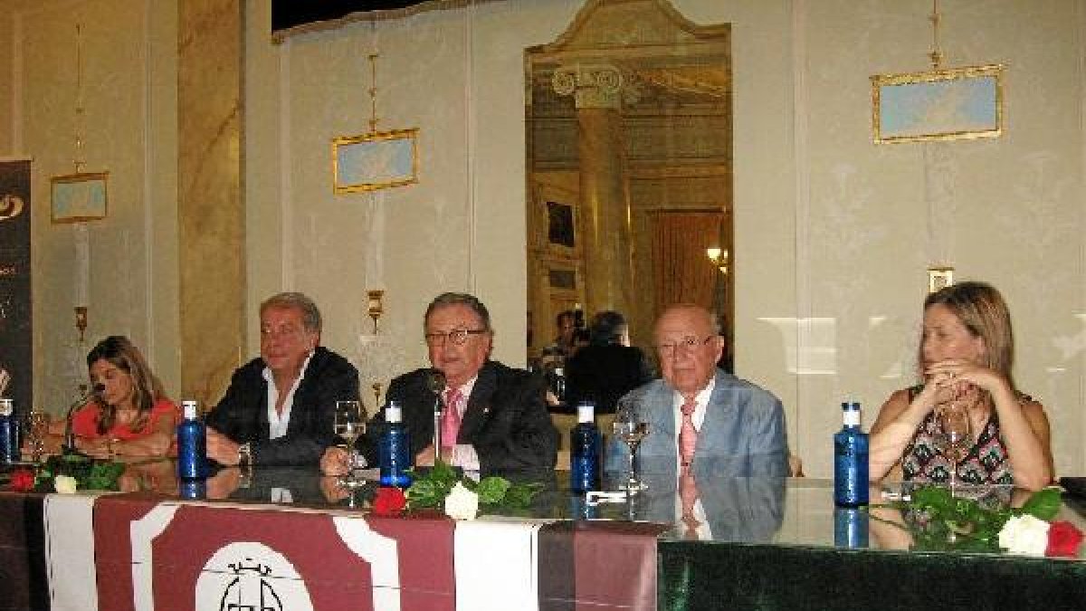 La mesa presidencial.