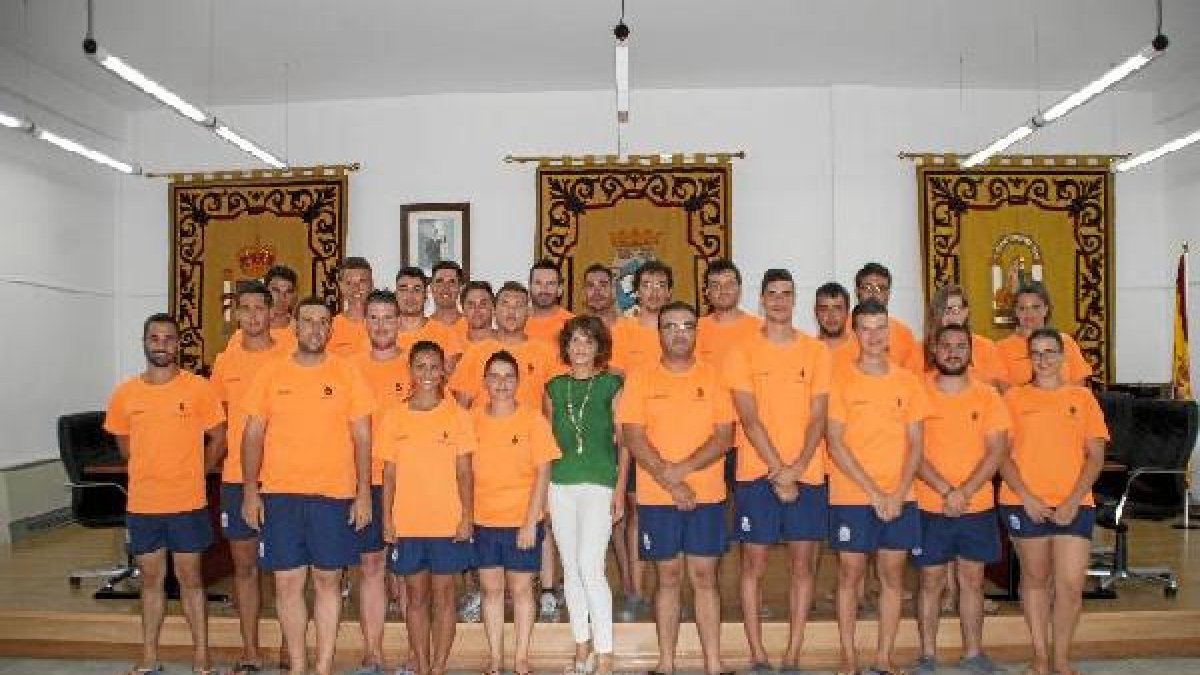 Los voluntarios  de Protección Civil que tienen el reto de proteger y vigilar a los bañistas de Carboneras y de municipios vecinos.