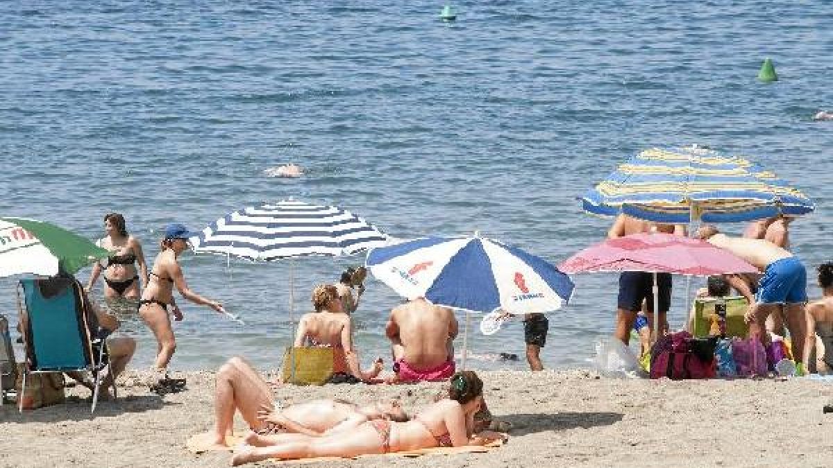 Cientos de almerienses pasaron la mañana de ayer en las playas de la capital.
