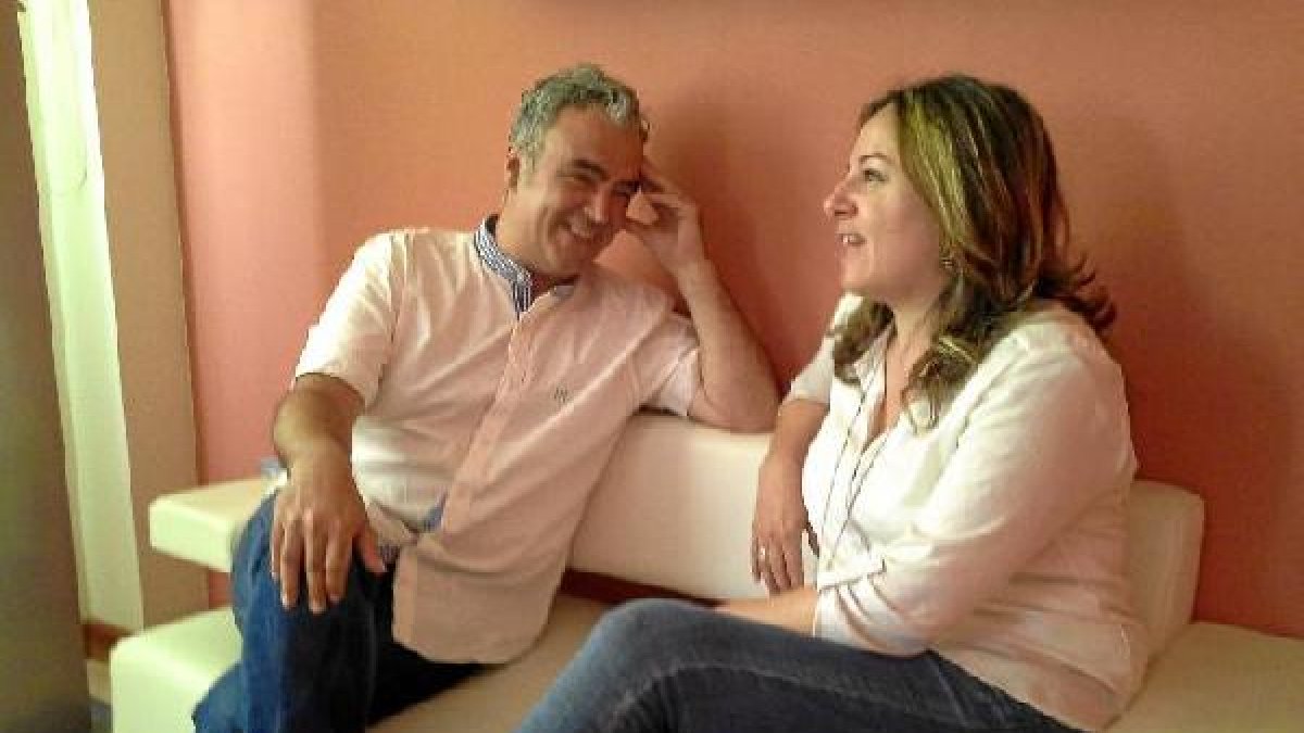 Javier Romero y Mari Carmen Núñez, número dos del PSOE en el Ayuntamiento de Almería, durante la entrevista.